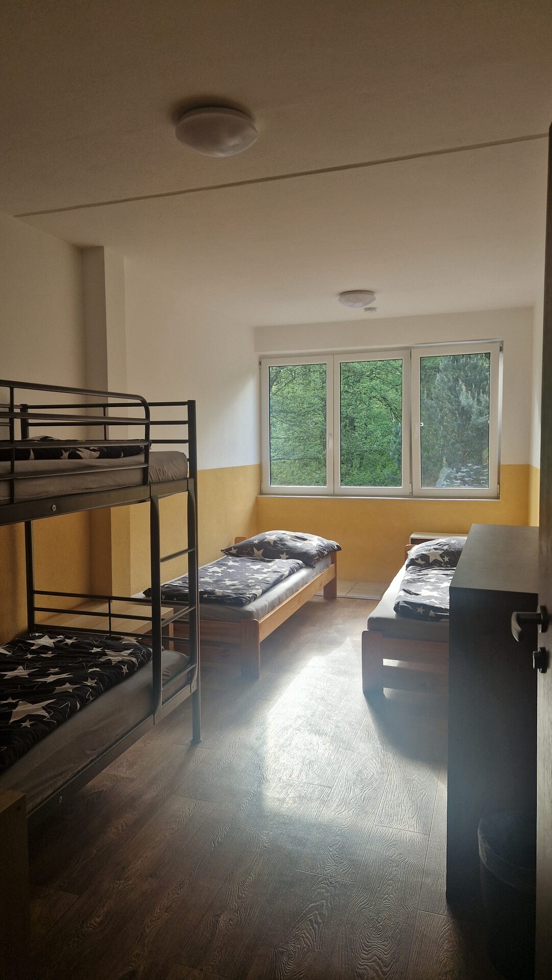 Pokoj s palandou a jednolůžky