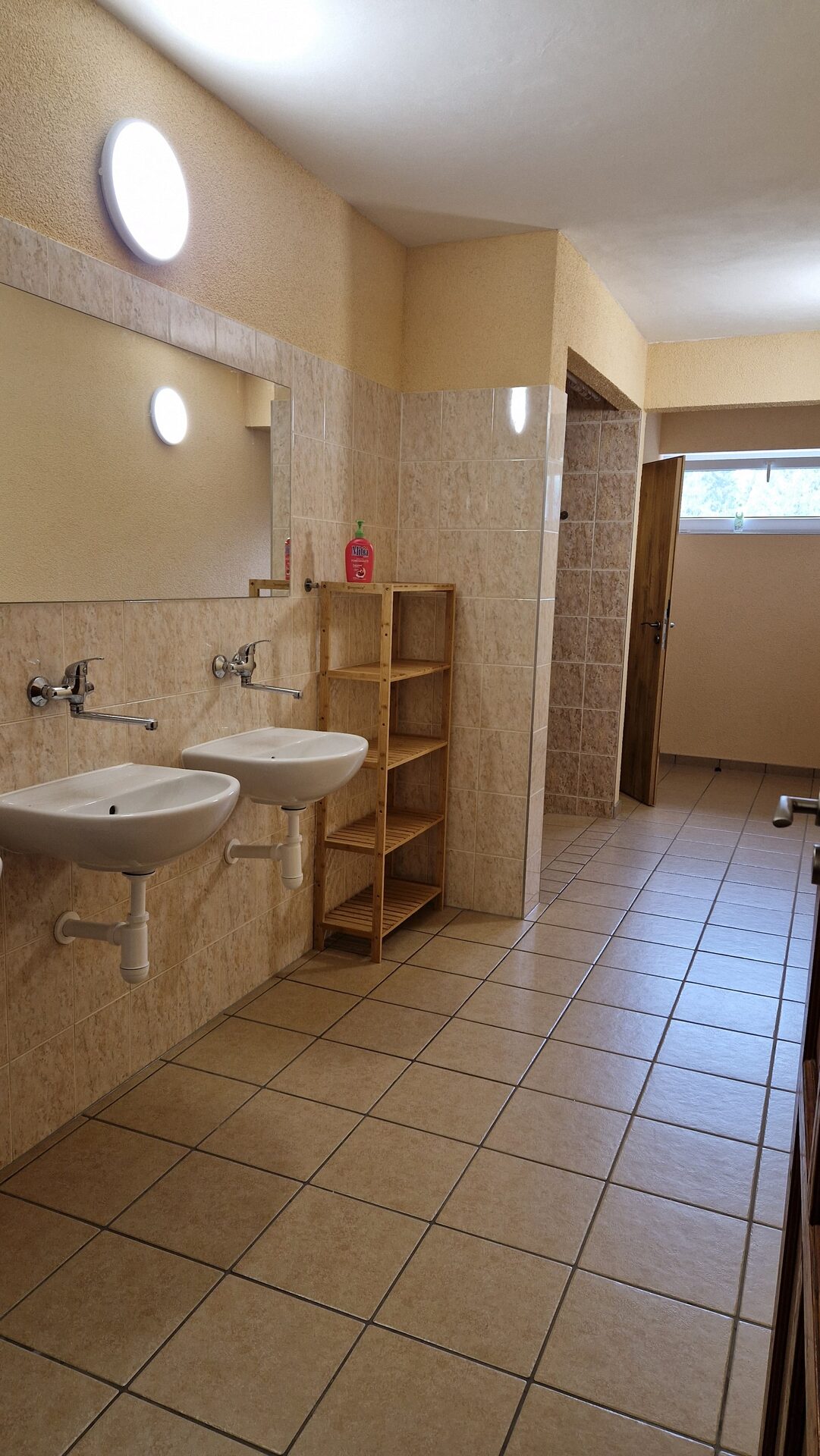 Sociální zařízení — umyvadla a sprchový kout